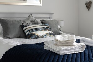 3 bedrooms, iron/ironing board, WiFi, bed sheets - Silver Strand - Three Bedroom Cottage, Sleeps 6 (Benllech)