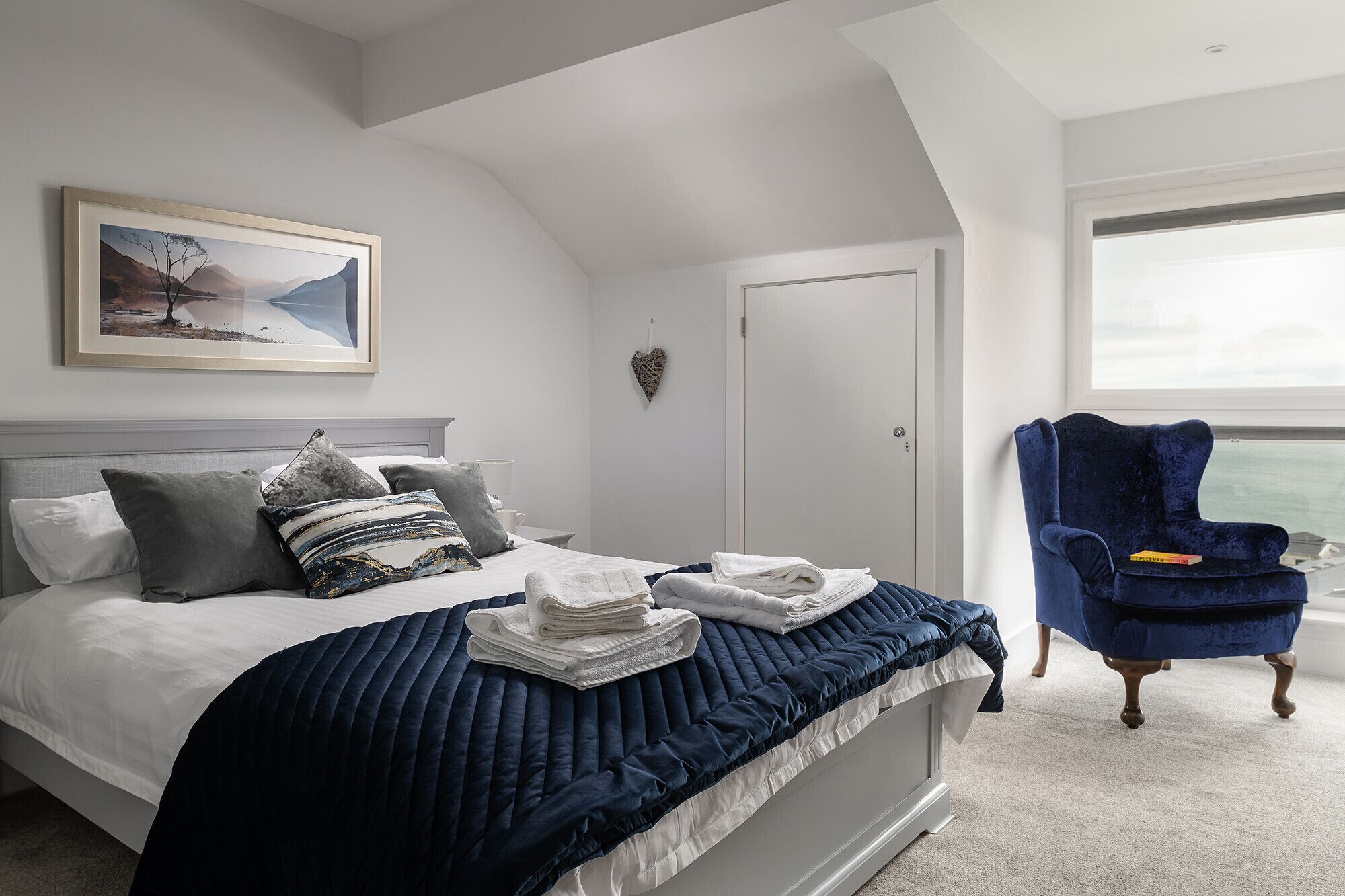 3 habitaciones, tabla de planchar con plancha, wifi y ropa de cama 