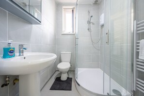 Apartamento urbano, 1 cama de casal | Banheiro | Produtos de toalete grátis, secador de cabelo, toalhas de banho 