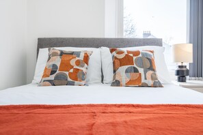 City Apartment, 1 Double Bed | 1 bedroom, iron/ironing board, free WiFi - Church View 4 by Tŷ SA - Free parking (Newport)