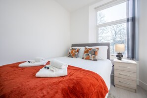 City Apartment, 1 Double Bed | 1 bedroom, iron/ironing board, free WiFi - Church View 4 by Tŷ SA - Free parking (Newport)