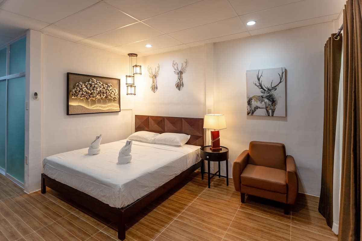 Deluxe Room, 1 King Bed | Soundproofing, WiFi (free)