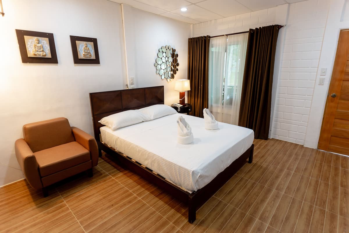 Deluxe Room, 1 Queen Bed | Soundproofing, WiFi (free)