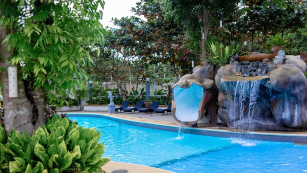 Outdoor pool - Madison Garden Residences  (Dauis)