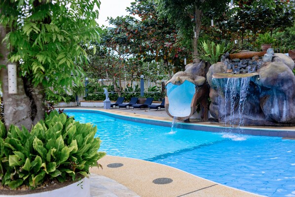 Outdoor pool - Madison Garden Residences  (Dauis)