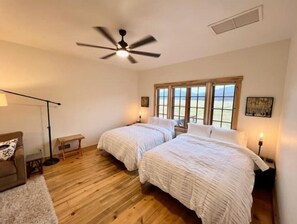 Tabla de planchar con plancha, wifi gratis y ropa de cama