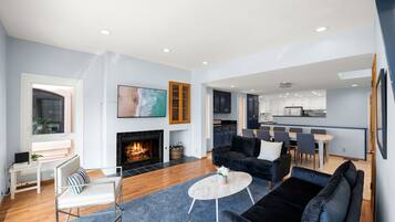 Televisión y chimenea