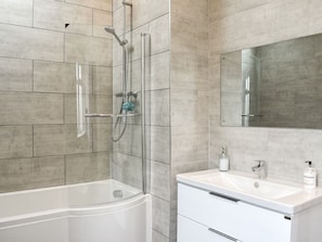 Douche, serviettes fournies, savon, papier toilette