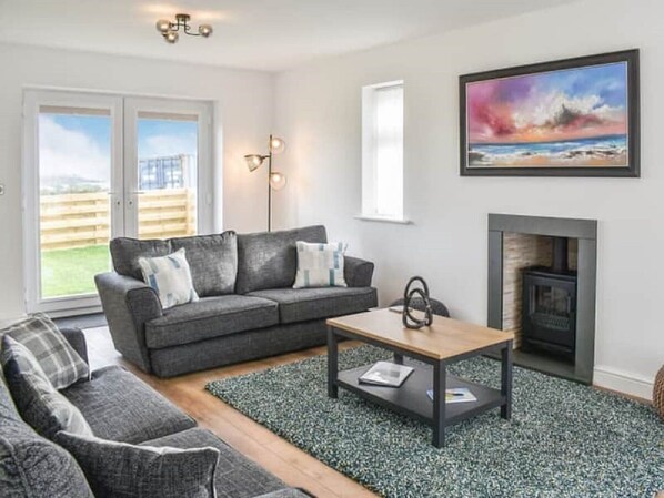 Smart TV, fireplace, books - Spacious and modern 4 bedroomed detached house with panoramic views (Holyhead)