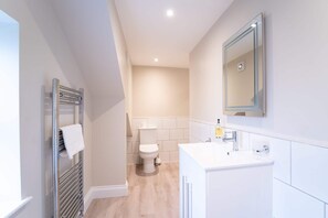 Shower, hair dryer, towels, shampoo - Park View Maisonette - 2 Beds (Great Yarmouth)