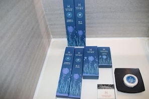 Una exhibición de kits de higiene bucal y el logotipo de un hotel sobre un mostrador.