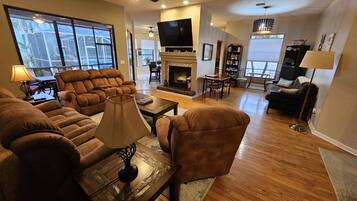 Smart-TV, peis, bøker og printere