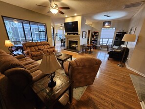 スマートテレビ、暖炉、書庫、プリンター