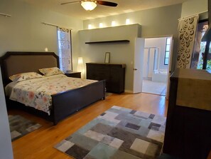 3 室のベッドルーム、アイロン / アイロン台、WiFi (無料)、ベッドシーツ