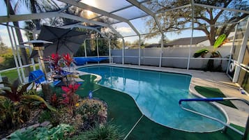 Utendørsbasseng og et oppvarmet basseng