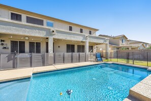 A heated pool - Mountain-view gem - 2 large living rooms, heated pool, enclosed yard, AC & W/D (Avondale)