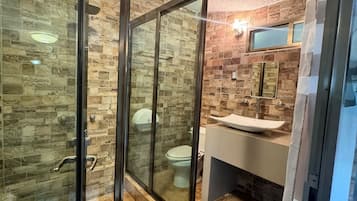 Standard Room, 1 King Bed, Non Smoking, Courtyard View | Bathroom