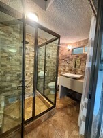 Camera Standard, 1 letto king, non fumatori, vista cortile | Bagno