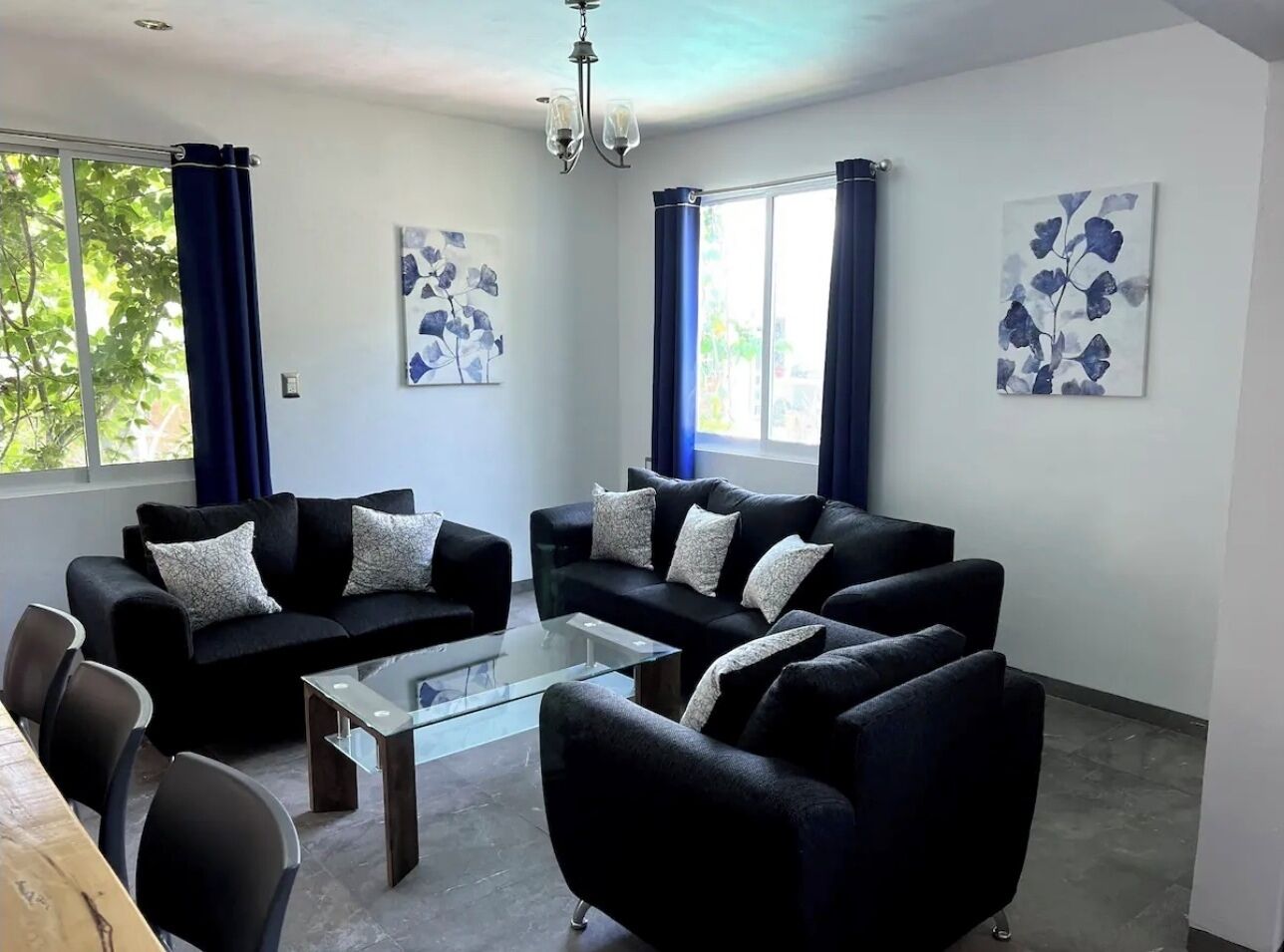 Habitación Premium, 2 camas matrimoniales | Área de sala de estar | Televisión LED de 32 pulgadas con canales por cable y Netflix 