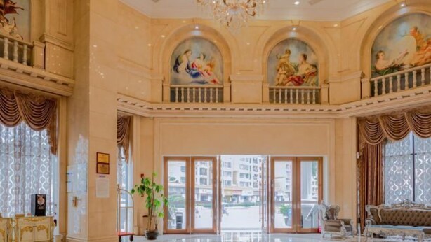 A grand lobby with a chandelier, arched ceilings, and classical paintings. - Vienna International Hotel (Zhongshan Torch Development Zone (Zhongshan)