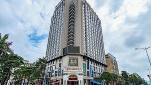 A tall, multi-story hotel with a prominent entrance and signage. - Vienna International Hotel (Zhongshan Torch Development Zone (Zhongshan)