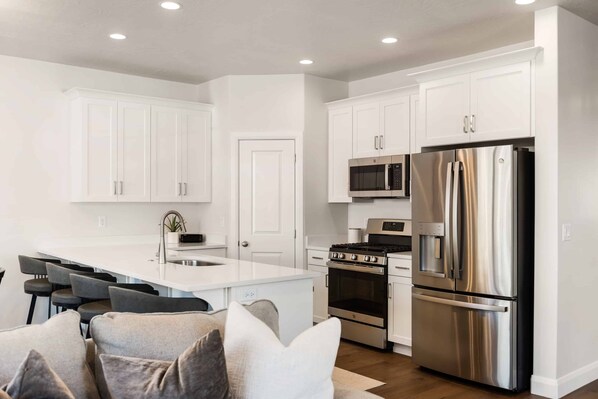 Refrigerador, microondas, horno y parrilla de estufa 