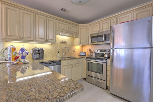 Refrigerador, microondas, horno y parrilla de estufa 