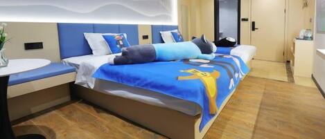 Una habitación de hotel moderna con una cama grande, un escritorio pequeño y un baño.