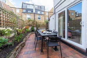 Outdoor dining - Elegant 2-bed Fulham house with private garden (London)