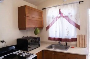 Batterie de cuisine, vaisselle et ustensiles