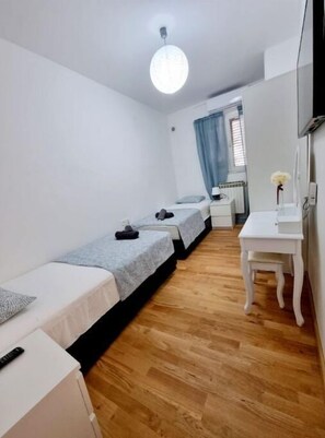 5 bedrooms, desk, iron/ironing board, WiFi