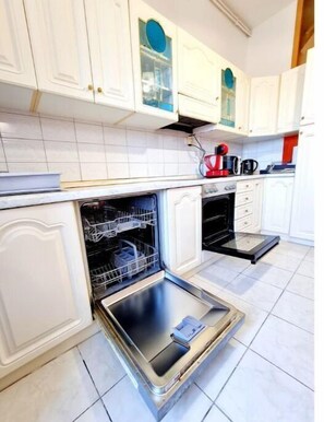 Fridge, oven, stovetop, dishwasher