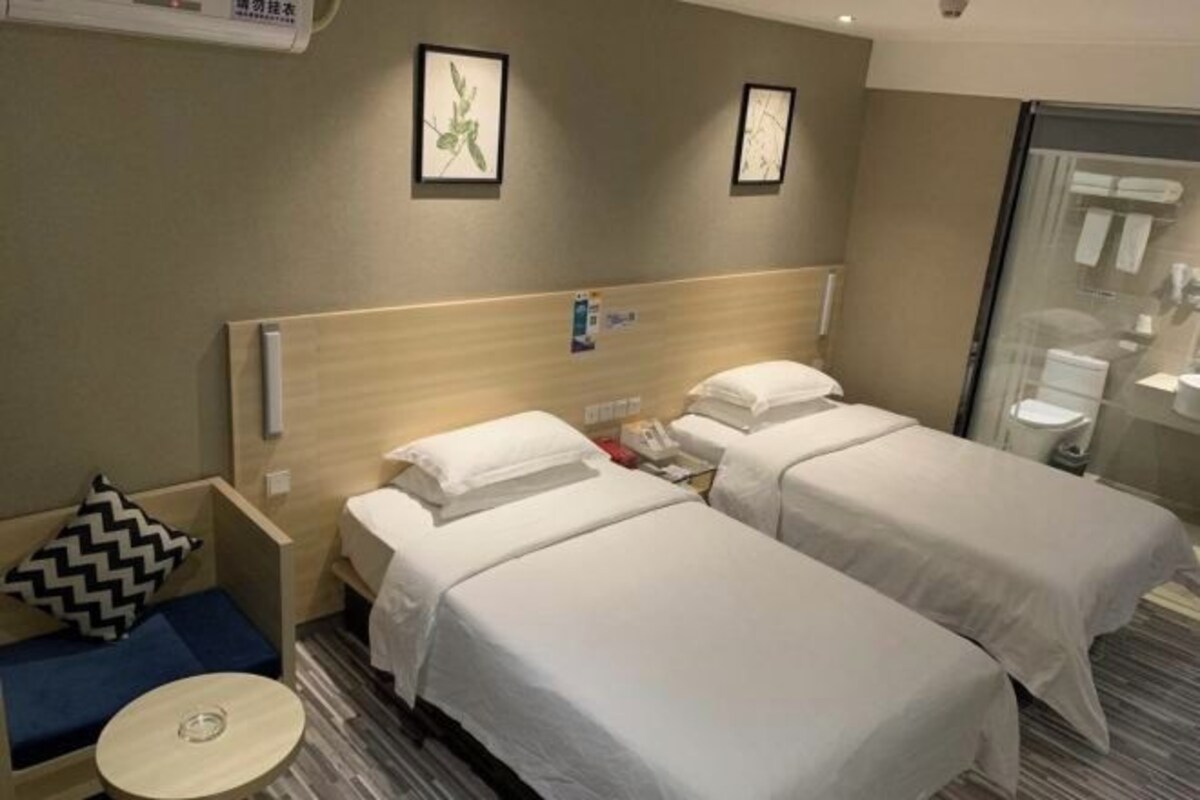 Down duvets, minibar, desk, blackout curtains