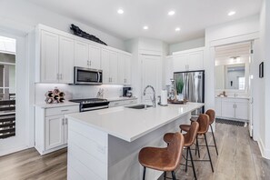 冷蔵庫、電子レンジ、オーブン、コンロ