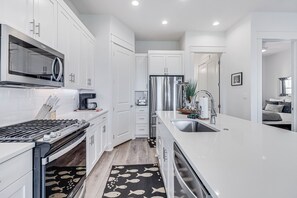 冷蔵庫、電子レンジ、オーブン、コンロ