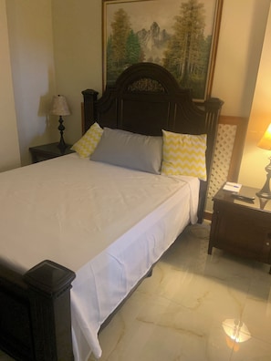 1 soverom, skrivebord, strykejern/-brett og wi-fi (inkludert)