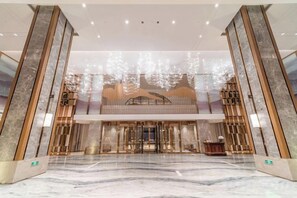 A spacious lobby with a marble floor, a reception desk, and a large entrance. - Fuqing Yonghong Hotspring Resort (Fuqing)