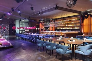 Bar (trong khuôn viên)