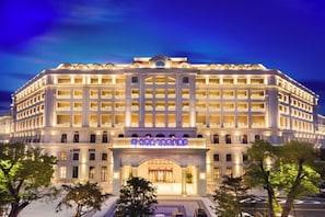 A multi-story hotel with a classical facade, a prominent entrance, and a well-lit exterior. - Fuqing Yonghong Hotspring Resort (Fuqing)