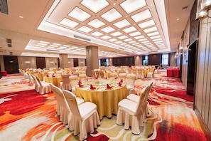 A banquet hall with round tables, white chairs, and a red carpet. - Fuqing Yonghong Hotspring Resort (Fuqing)