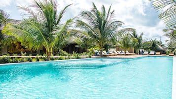 Piscina externa, funciona das 8h às 20h, barracas de cortesia