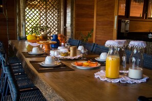 Family Villa, 4 Bedrooms, Beach View | In-room dining