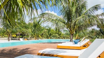 Una piscina al aire libre, cabañas de piscina gratuitas, tumbonas