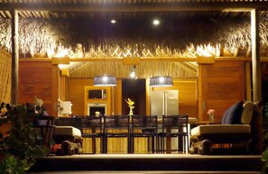 Family Villa, 4 Bedrooms, Beach View | Living area