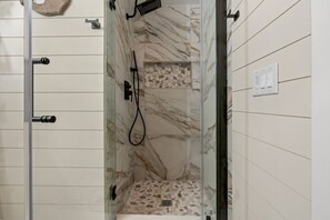 Een douche, handdoeken