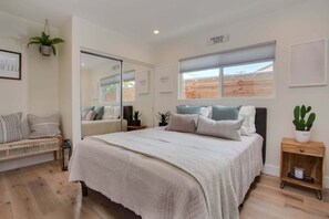 4 bedrooms, desk, WiFi