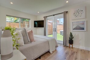 4 bedrooms, desk, WiFi