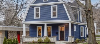 Carillon Cottage - Modern Comfort & Vintage Design