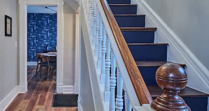 Carillon Cottage - Modern Comfort & Vintage Design