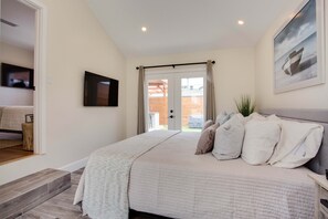 3 bedrooms, desk, iron/ironing board, travel cot